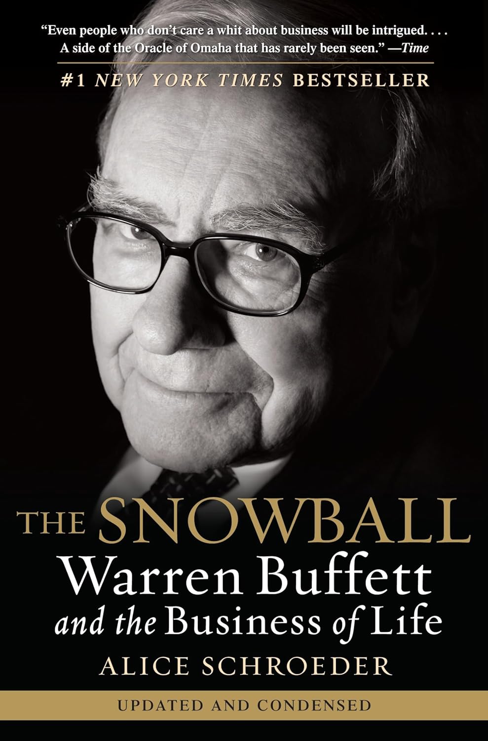 Book cover of 'The Snowball: Warren Buffett and the Business of Life' with a black and white portrait of Warren Buffett.