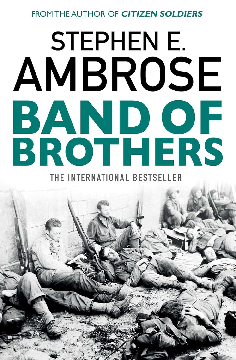 Book cover of 'Band of Brothers' by Stephen E. Ambrose with black and white photo of soldiers.
